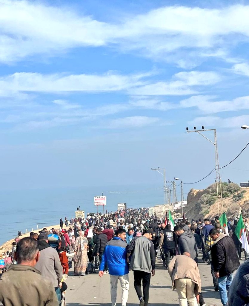 ibti_16's tweet photo. 🇩🇿🇵🇸| Les Gazouis revenant du sud de la bande de Gaza vers le nord brandissent les drapeaux de l'Algérie. https://t.co/ZTqZUXunlf