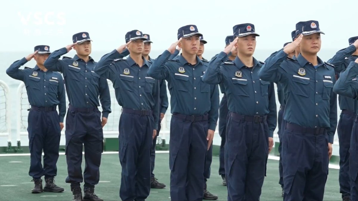 海警5308の甲板上で敬礼する乗員。維権執法服のキャップは海警標章の新