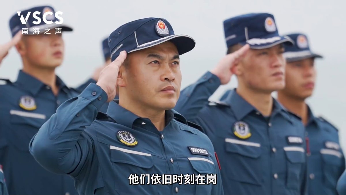 海警5308の甲板上で敬礼する乗員。維権執法服のキャップは海警標章の新
