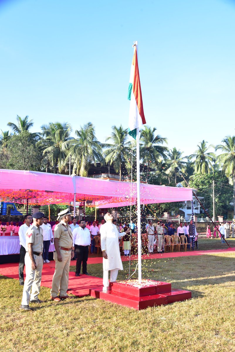 SDM_Quepem_Goa's tweet photo. 🇮🇳 Celebrated the spirit of the 76th #RepublicDay with great pride and enthusiasm! Hon'ble Min for Power, @SudinDhavalikar graced the occasion as the Chief Guest. The event showcased vibrant cultural programs, reflecting rich heritage. Jai Hind! 🙏🎉 #RepublicDay2025 https://t.co/qwRdBc7lgq