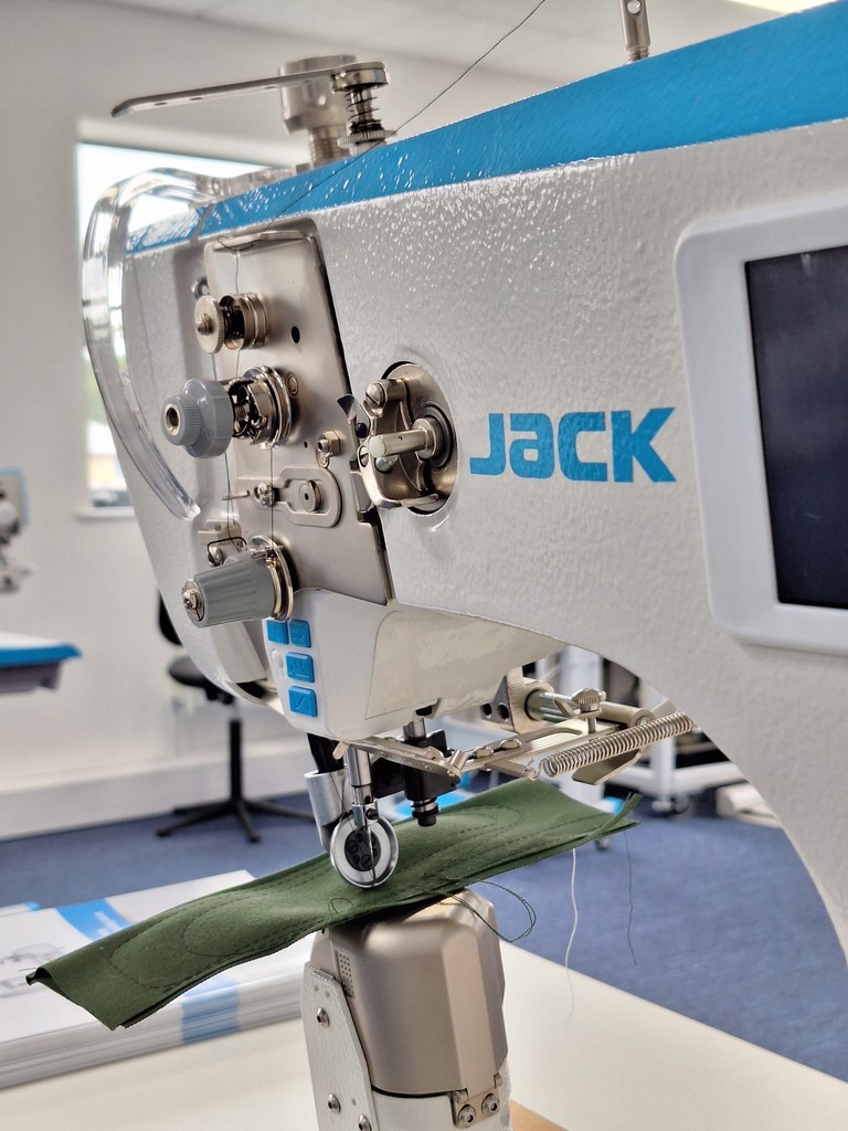 JackSewingUK's tweet photo. The Jack S7-91-T is available from stock!⁠ ✨⁠
⁠
This is a digitalized postbed machine with independent stepper motors.⁠
⁠
For more information, or for pricing and availability, please click the link below! 🔗

🔗 https://t.co/iCTASLc0TW https://t.co/QInfoyXQ1B