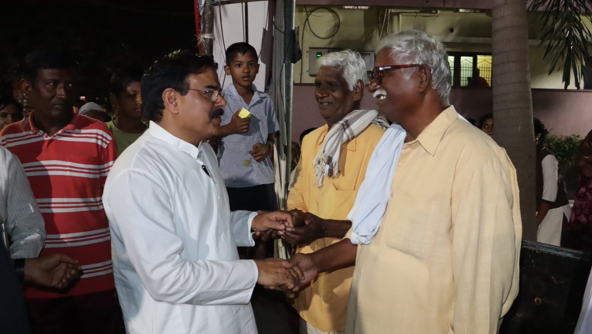 apcsmin's tweet photo. తెనాలి టౌన్ 39,40 వార్డులో పాదయాత్ర నిర్వహించి స్థానిక ప్రజల సమస్యలు తెలుసుకుంటున్న ఆంధ్ర ప్రదేశ్ రాష్ట్ర మంత్రి శ్రీ @mnadendla గారు. 
#NadendlaManohar #Tenali #WardVisits https://t.co/DkFB6NUbEe
