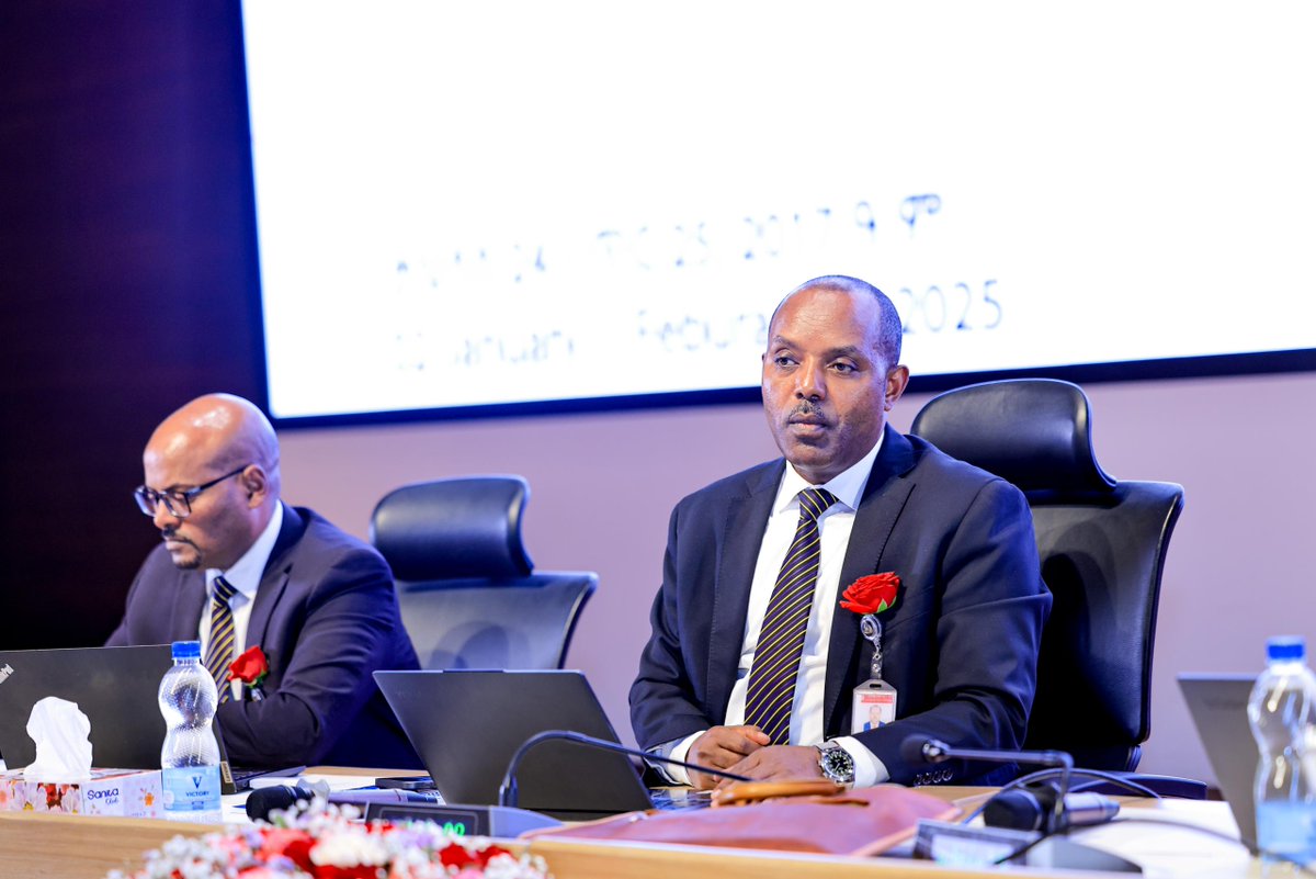 combankethiopia's tweet photo. የኢትዮጵያ ንግድ ባንክ የባንክ ኢንደስትሪውን በመምራት ያለውን ሚና አጠናክሮ እንዲቀጥል የኢትዮጵያ ኢንቨስትመንት ሆልዲንግ ዋና ሥራ አስፈፃሚ ዶ/ር ብሩክ ታዬ አሳሰቡ።ለን ብለን ማሰብ ያለብን ጊዜ ነው።'' ብለዋል።
#cbe #Ethiopia #EIH #Cusomer #SOE https://t.co/Z4rcWHYzBo