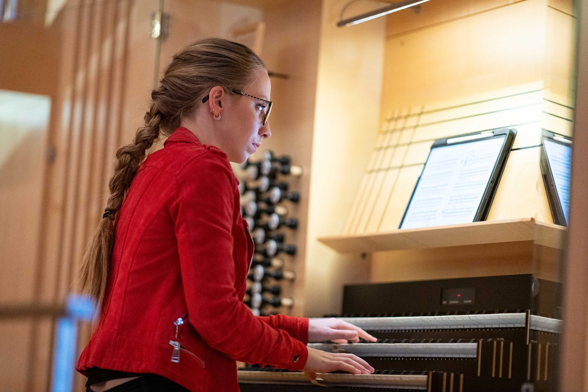Royal Academy of Music (@royalacadmusic) on Twitter photo Last weekend, we were very happy to welcome back organist, conductor, broadcaster and Academy alum <a href="/annalapwood/">Anna Lapwood</a> to Junior Academy 🎹🎶
Anna led a masterclass, gave a performance and held a Q&A for our students. Read more here > bit.ly/4gpns48 Last weekend, we were very happy to welcome back organist, conductor, broadcaster and Academy alum <a href="/annalapwood/">Anna Lapwood</a> to Junior Academy 🎹🎶
Anna led a masterclass, gave a performance and held a Q&A for our students. Read more here > bit.ly/4gpns48