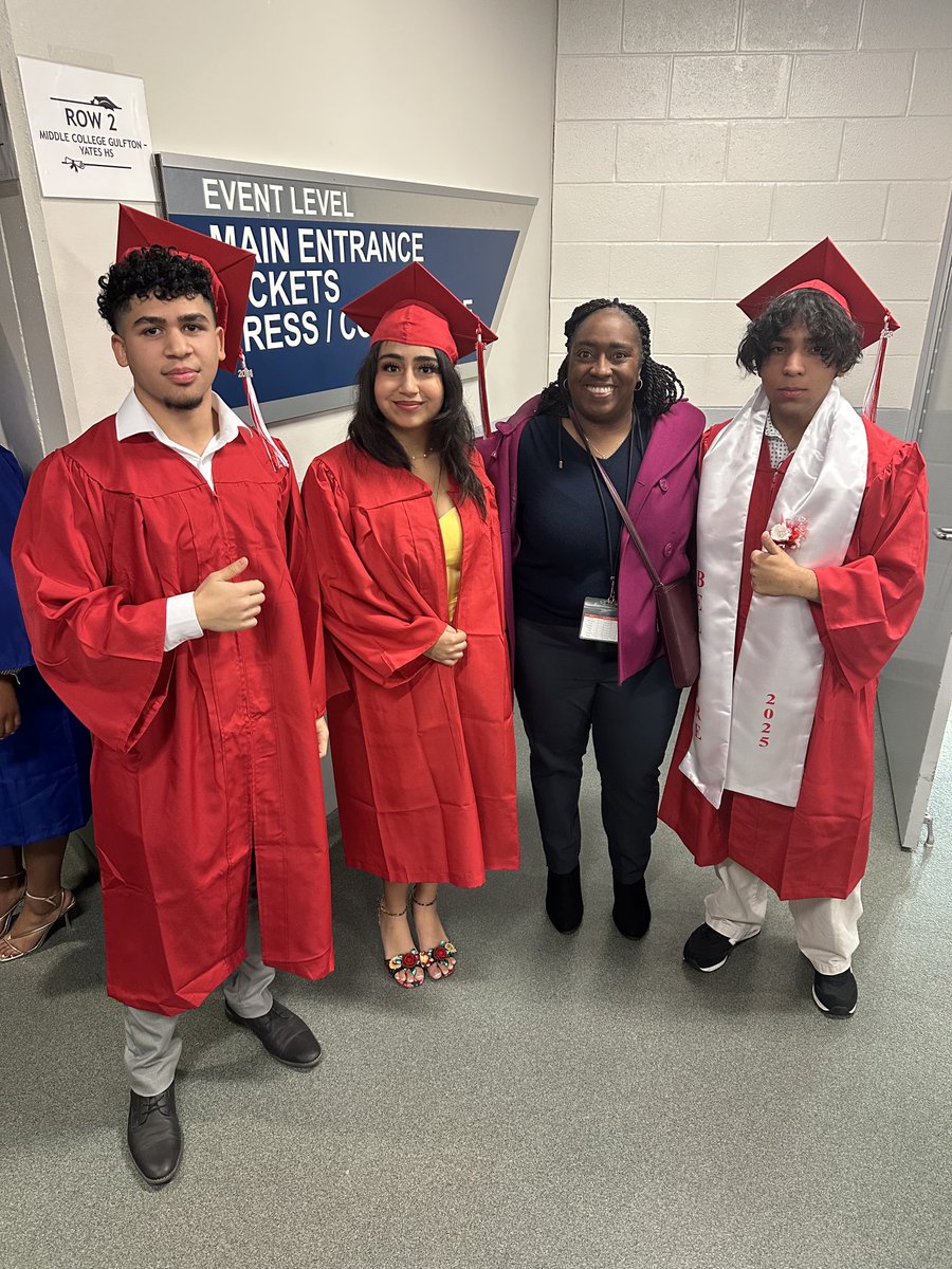 🎓🍂 Congratulations to our Fall ’24/’25 graduates who just completed high school in 3.5 years! Many of these incredible students also earned their associate’s degrees alongside their diplomas. 👏✨

Hats off to all our early grads across HISD. The future is yours! 🚀💡