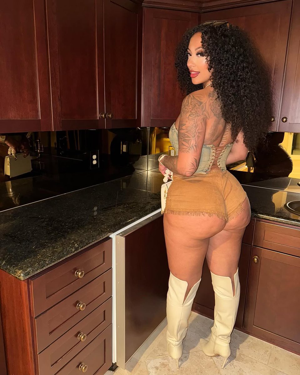 kaya_nin's tweet photo. you can tell who I am from the back cause it's heavy https://t.co/BiZbkWrlyY