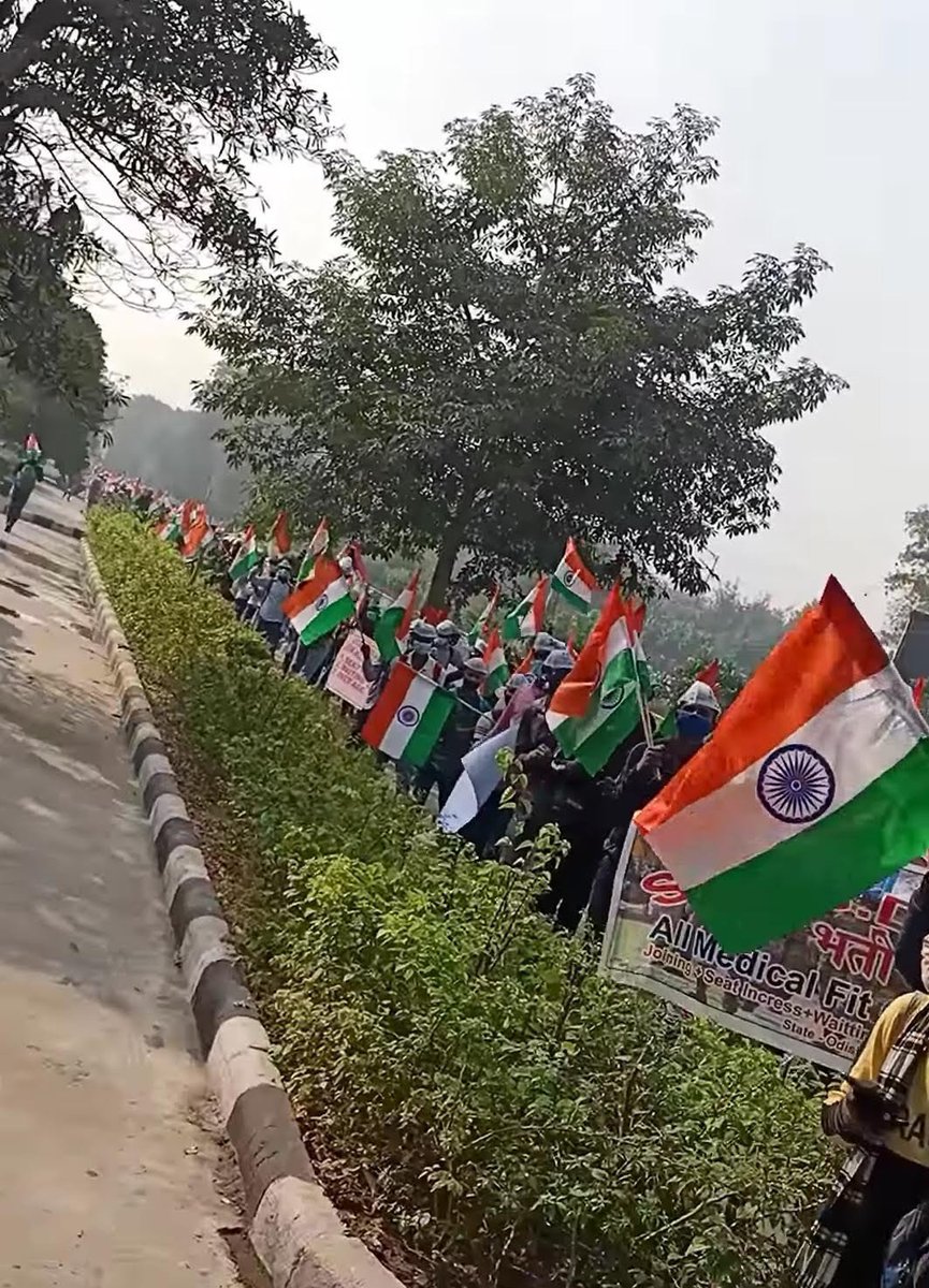 मुझे दोस्तों हमेशा मलाल रहेगा कि बाकी बचे #SSCGD_18_MediFit युवाओं को ज्वाइनिंग लेटर नहीं दिला पाए जिनके भविष्य के साथ 50-50 का खेला हुआ जबकि केंद्रीय अर्धसैनिक बलों में उस समय सिपाहियों की 1 लाख वेकेंसी थी हालांकि कोविड के चलते अवश्य कुछ देरी हुई।