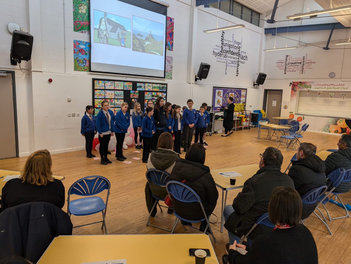 Hyfryd oedd gweld teuluoedd Dosbarth 7 yn ymweld â’r ysgol i wylio ein gwasanaeth ‘Santes Dwynwen’. It was lovely to welcome D7’s families to school to watch our class assembly about Santes Dwynwen. 💌
