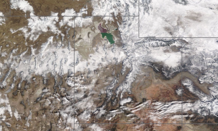 zthaynac's tweet image. Snow from the deformation band on Saturday is still showing up nicely in yesterday's satellite photo. (Also, models did quite well in the placement of the band all things considered!) 
#utwx
