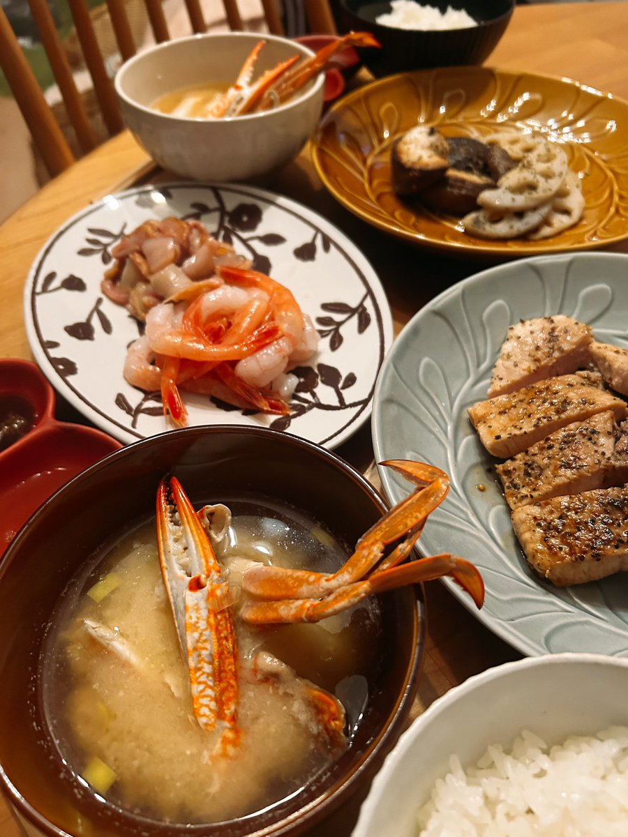 DOGLIFEgohan's tweet photo. 夜ごはん✨

・豚の胡椒焼き
・甘海老&amp;赤貝のひも
(粗塩胡麻油　わさび醤油)
・椎茸と蓮根の焼物
・蟹の味噌汁

誕生日という事で
好きなものを好きなだけ😋
娘に「おめでとう🎊」とハグされ
娘のBFからは優しい言葉をもらい
膝には🐶
幸せな誕生日🥰

#おうちごはん𓎩𓌉𓇋 
#料理好きさんと繋がりたい https://t.co/9bNmTAqZNo