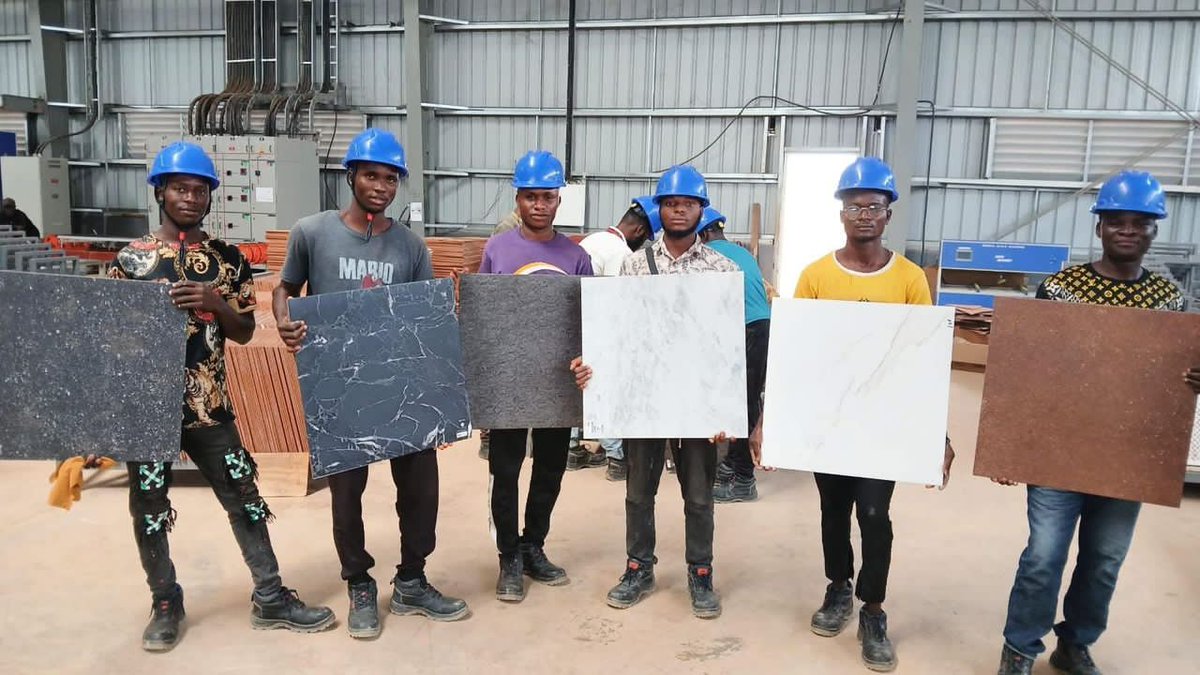 No_Limit229's tweet photo. 🏭🇧🇯 𝐋𝐚 #𝐆𝐃𝐈𝐙 𝐟𝐫𝐚𝐩𝐩𝐞 𝐞𝐧𝐜𝐨𝐫𝐞 ! 

Après les t-shirts en coton, le cajou et le soja, c'est désormais la production des 𝐜𝐚𝐫𝐫𝐞𝐚𝐮𝐱 Made in Benin 🇧🇯
Nos artisans industriels ne s'arrêtent plus...
Prochaine étape ??
#NoLimite229 #MadeInBenin https://t.co/vlwNlPPhM0