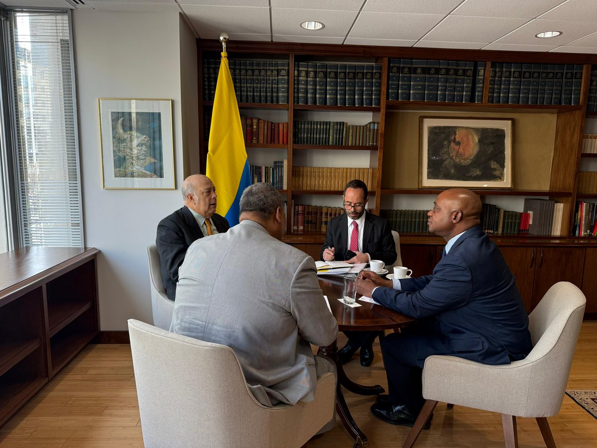 LuisGMurillo's tweet photo. Desde nuestra Embajada en Washington, junto a nuestro equipo de trabajo, avanzamos en los preparativos para las reuniones clave con funcionarios de alto nivel de Estados Unidos, trabajando por el bienestar de los colombianos y reafirmando la histórica relación de cooperación entre nuestros pueblos 🇨🇴🤝