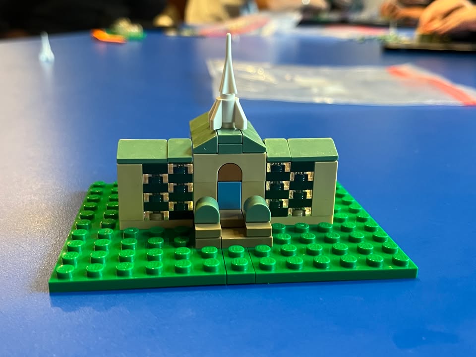 Princeton's tweet image. Goin' back, goin' back — in brick! 🧱 
 
As part of a Wintersession course called "Building LEGO Princeton," Matt Smith, communications specialist in Housing and Real Estate Services, taught fellow Princetonians how to build a mini Nassau Hall out of LEGO!

#InternationalLegoDay