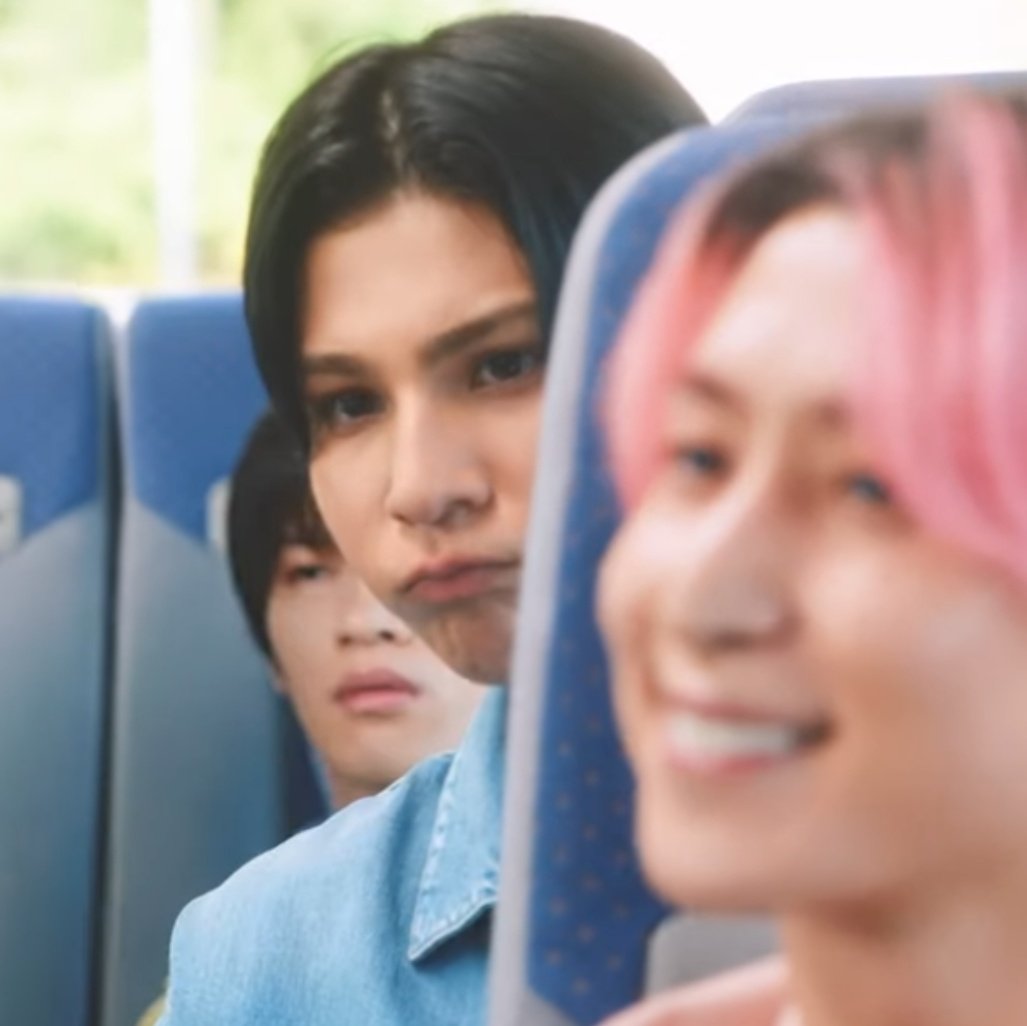 不二家のほめ曜日のCMで後ろの席でこんな可愛いお顔のラウールさんを見逃してました。本当にごめんなさい。

(深澤くんも見て)