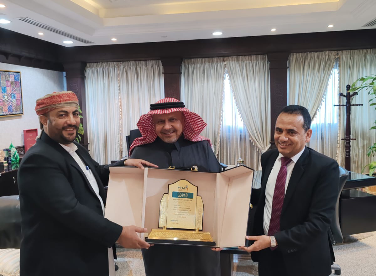 رئيس مؤسسة بصمة للأعمال الإنسانية الاستاذ / صالح القطوي يلتقي الدكتور صالح بن إبراهيم بابعير الأمين العام للندوة العالمية للشباب الإسلامي وفي اللقاء تم بحث سبل التعاون والشراكة بين المؤسسة والندوة وتكريم الندوة بدرع مؤسسة بصمة تقديرا للجهوده المبذولة في إغاثة الشعب اليمني.