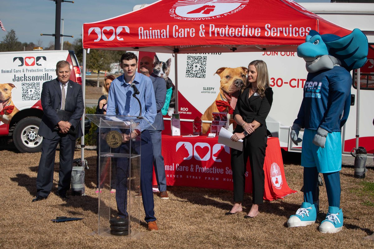 CityofJax's tweet photo. We are so thrilled to announce the launch of the new Professional Animal Workers Certificate (PAWS) program.  In partnership with @thearcjax and @FSCJ_Official, this initiative offers individuals with IDD the opportunity to gain education and job experience in animal care. (1/2) https://t.co/DvafA7jnWi