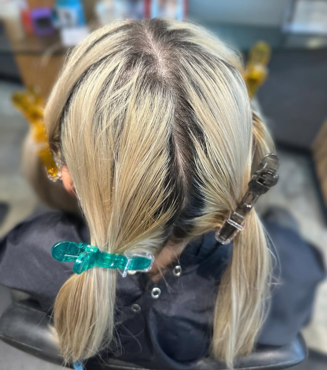 Icy winter blonde ❄️
Hair by: Marlena 
bit.ly/40qXLtS