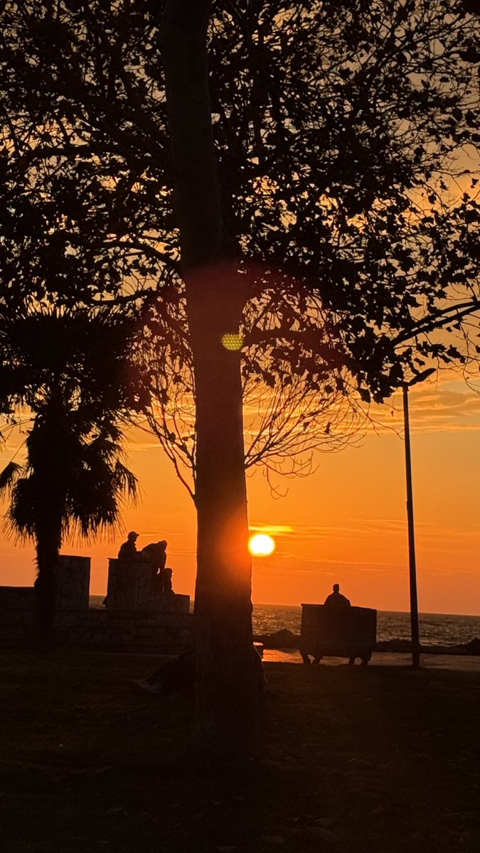 ………..”meczub-u dergah 
             dergah-ı divane 
             divaney-i dergah 
             meşrebin divaneyim “………!!!!!!!

                  “.                       .”