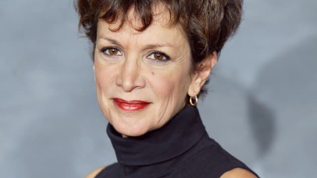 Nlas_Zimmermann's tweet photo. Tristesse d’apprendre le décès de Catherine Laborde, une figure emblématique et chaleureuse de nos écrans. Sa sensibilité et son courage face à la maladie resteront dans nos mémoires. Pensées sincères pour ses proches. https://t.co/QNhhuPyFyg