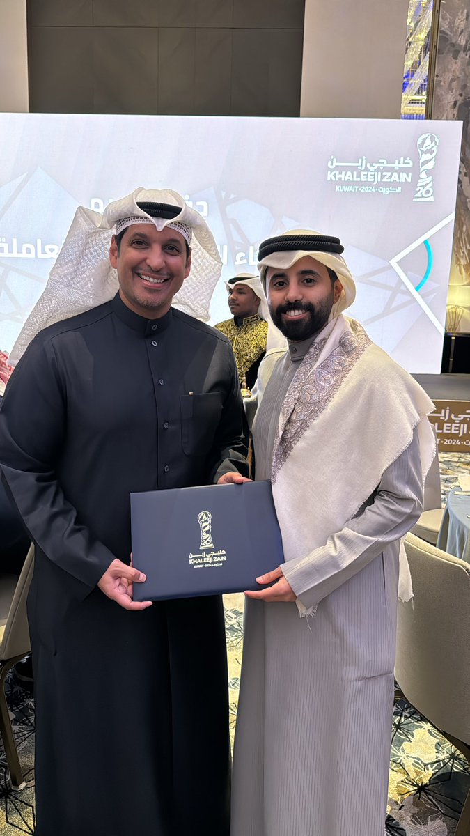 ALHILA_ACADEMY's tweet photo. تكريم الكابتن عبدالعزيز السهلي من قبل وزير الإعلام والثقافة ووزير الدولة لشؤون الشباب عبدالرحمن المطيري 
خلال حفل تكريم شركاء النجاح واللجان العامله على تنظيم بطوله كاس الخليج 

شكرا لكم 🤍

@a_alreja @AbAlghanaim 

#خليجي_26 https://t.co/9DpLrkixto
