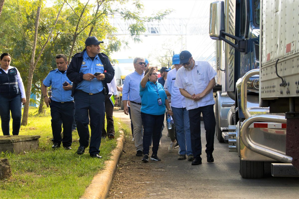 Nuestro Embajador Fernando Ponz Cantó junto con la Jefa de Cooperación Gé Lambiza y otros participantes nicaragüenses y europeos acompañaron al Secretario General del SIECA Francisco Lima en la visita del puesto fronterizo de Peñas Blancas.