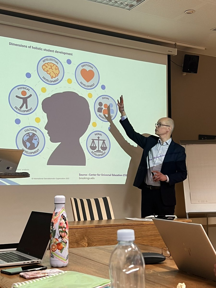 Muutoksen toteuttaminen vaatii sekä asenteiden muutosta että konkreettisia toimia.Tänään arvokas puheenvuoro Olli-Pekalta <a href="/Heino1Olli/">Olli-Pekka Heinonen</a> lasten urheilun uuden suunnan tilaisuudessa ravisteli kivasti kuulijoita ja siivitti hyviin keskusteluihin. #lastenliikuntakulttuuri #tulevaisuus