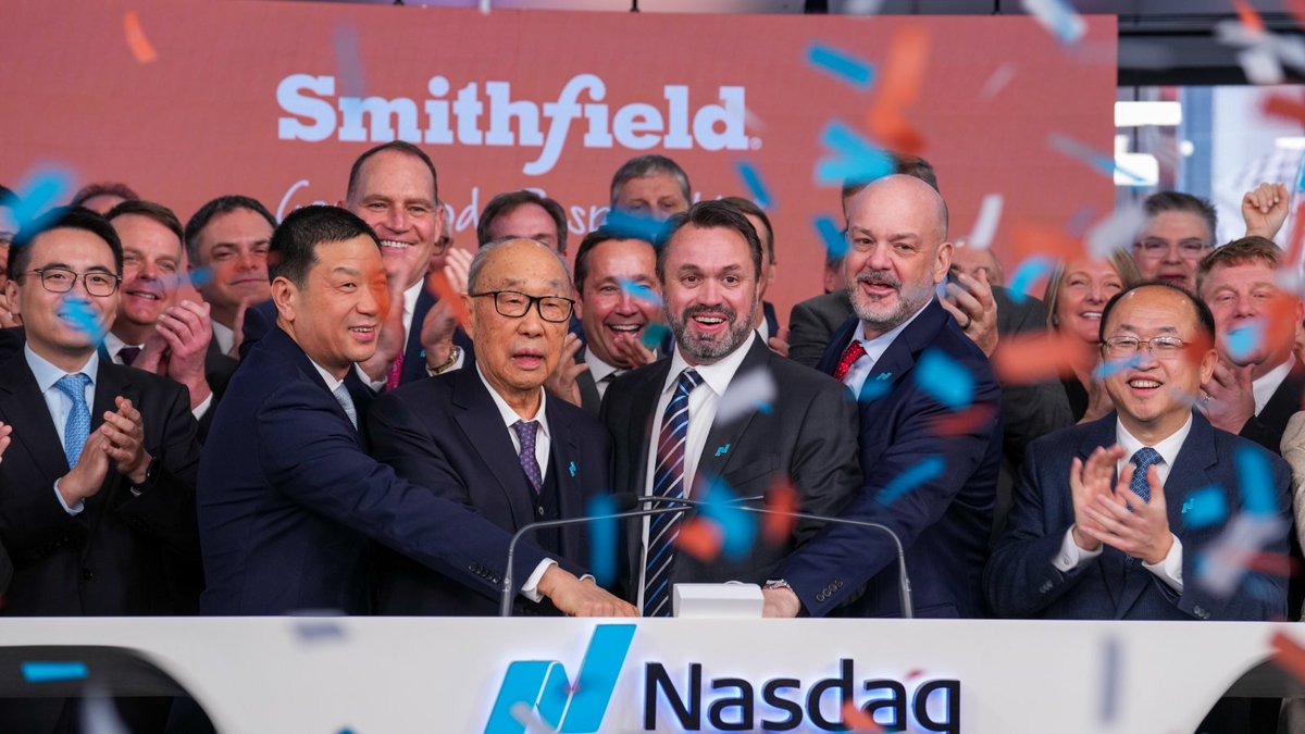 SmithfieldFoods's tweet photo. Today, Smithfield Foods went from your supermarket to your public market becoming #NasdaqListed. This marks a historic moment for our company and a celebration of the new Smithfield Foods, a packaged meats leader and trusted food provider. https://t.co/sBectgRfR5