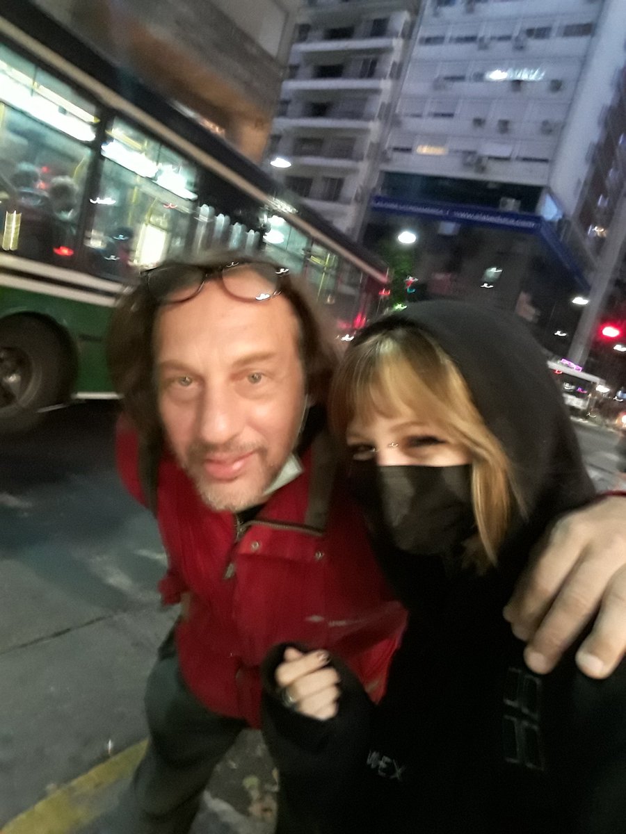 coldfigurehead's tweet image. soy yo cuando busque x todos lados a julian casablancas y termine con el chiqui en la parada del bondi