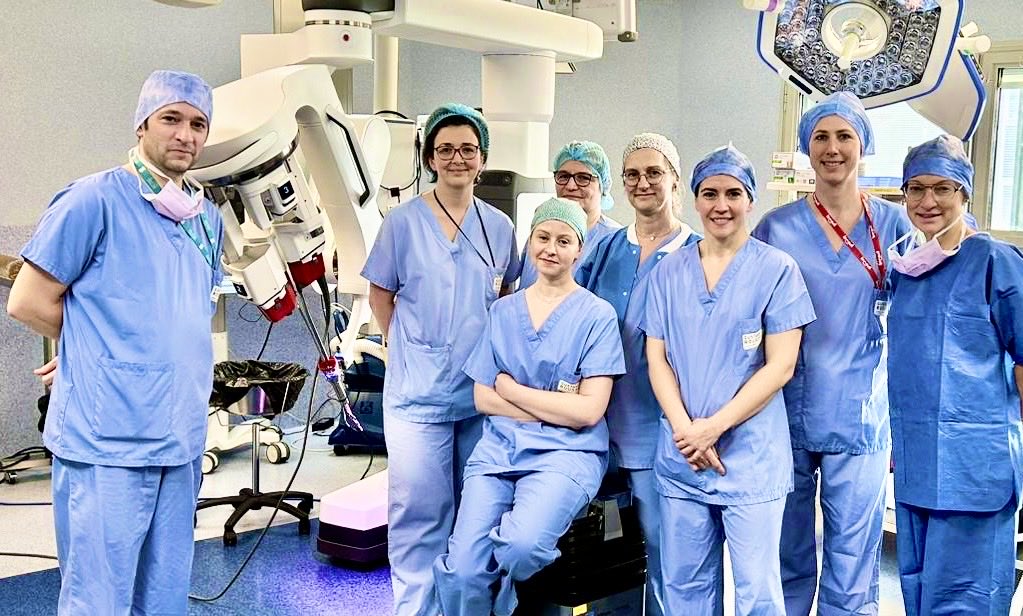 GorphePhilippe's tweet image. The @IntuitiveSurg #daVinci #SinglePort arrived today at @GustaveRoussy ! All teams are so excited with the future to come. #SurgicalOncology #BestTeam