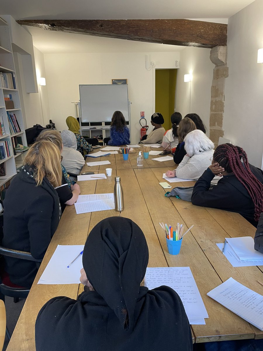 Nilou Soyeux (@nilousoyeux) on Twitter photo Atelier d’écriture de la <a href="/maisonpoesie1/">Maison de la Poésie - Scène littéraire</a> pour les femmes de la Halte de nuit de l’Hôtel de Ville de Paris avec l’autrice Julie Bonnie, ateliers soutenus par <a href="/FondationEMJ/">Fondation Engagement Médias pour les Jeunes</a>
Un moment intense pour écrire des textes intimes <a href="/Francetele/">France Télévisions</a> Atelier d’écriture de la <a href="/maisonpoesie1/">Maison de la Poésie - Scène littéraire</a> pour les femmes de la Halte de nuit de l’Hôtel de Ville de Paris avec l’autrice Julie Bonnie, ateliers soutenus par <a href="/FondationEMJ/">Fondation Engagement Médias pour les Jeunes</a>
Un moment intense pour écrire des textes intimes <a href="/Francetele/">France Télévisions</a>