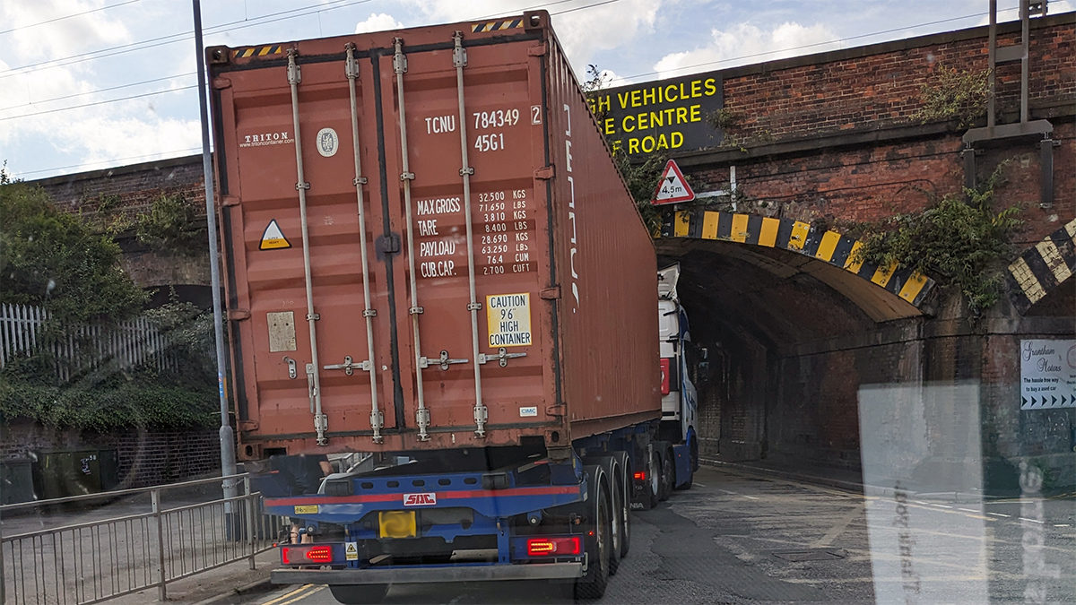networkrail's tweet photo. Thousands of bridge strikes delay your journeys every year. 🚧 

That's why we’re trialling an innovative detection system to help us repair and reopen bridges faster after an incident:

👉 https://t.co/m5mufCqkIm

#BridgeStrikes @NetworkRailEC https://t.co/7CsTRSYMAF