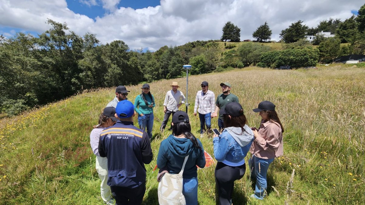 PnudColombia's tweet photo. La colaboración y la inteligencia colectiva son un motor para el éxito de nuestro trabajo. Juntos, abordamos los desafíos del Desarrollo con aprendizaje continuo de manera creativa #Innovación #AccLabs #AcceleratorLabs

Lee más:
🇪🇸https://t.co/iKWTR1svNh
🇬🇧https://t.co/RlEq6nki5C https://t.co/VNY3yw0lWq