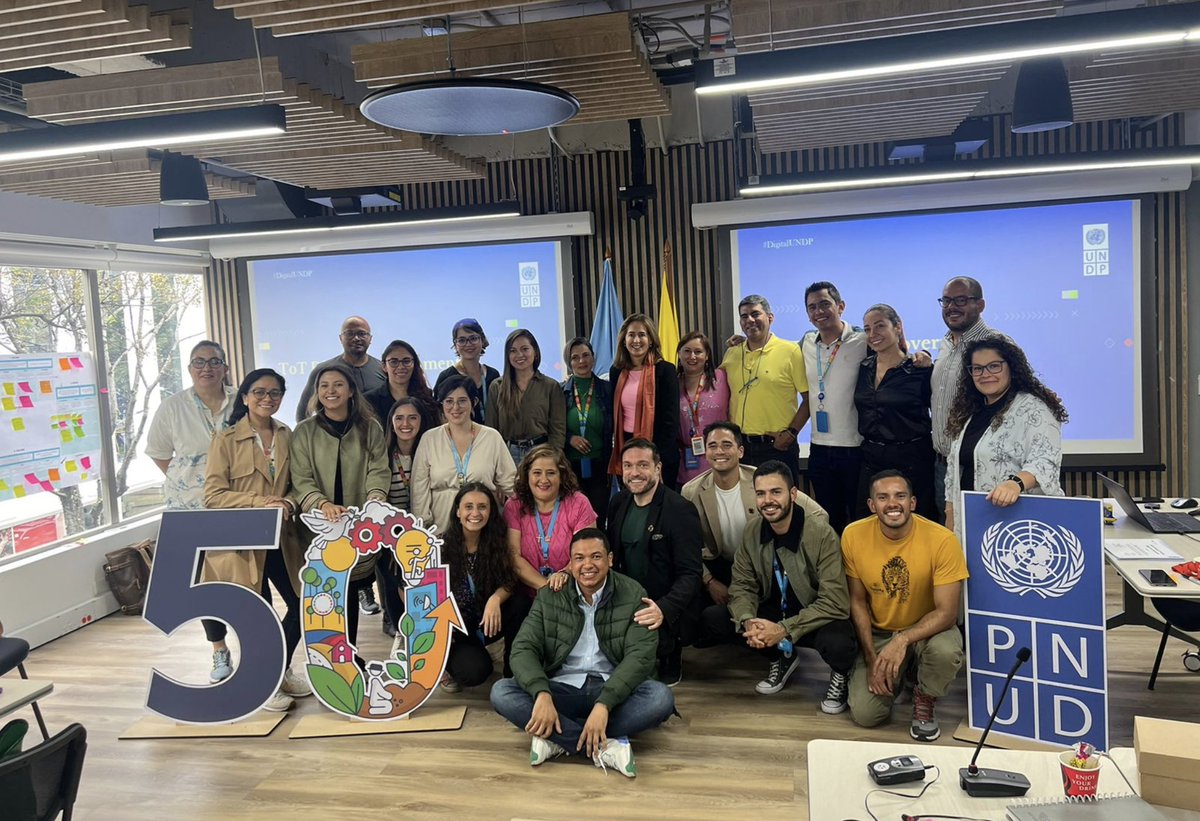 PnudColombia's tweet photo. La colaboración y la inteligencia colectiva son un motor para el éxito de nuestro trabajo. Juntos, abordamos los desafíos del Desarrollo con aprendizaje continuo de manera creativa #Innovación #AccLabs #AcceleratorLabs

Lee más:
🇪🇸https://t.co/iKWTR1svNh
🇬🇧https://t.co/RlEq6nki5C https://t.co/VNY3yw0lWq