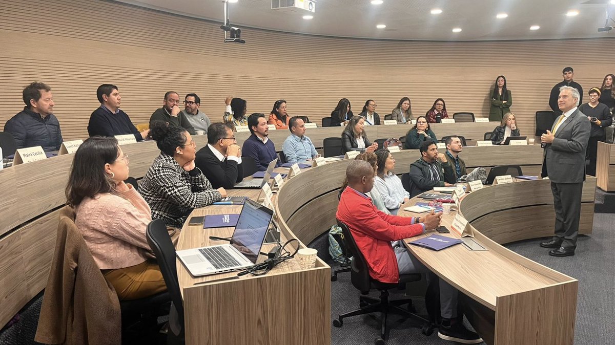 PnudColombia's tweet photo. La colaboración y la inteligencia colectiva son un motor para el éxito de nuestro trabajo. Juntos, abordamos los desafíos del Desarrollo con aprendizaje continuo de manera creativa #Innovación #AccLabs #AcceleratorLabs

Lee más:
🇪🇸https://t.co/iKWTR1svNh
🇬🇧https://t.co/RlEq6nki5C https://t.co/VNY3yw0lWq