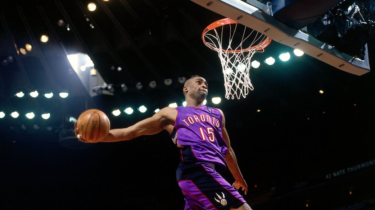 Para muchos de nosotros, Vince Carter es el mejor matador de todos los tiempos de la NBA

Y en este hilo, te traemos SU MEJOR MATE DE CADA TEMPORADA EN LA NBA

Disfrutad🧵
