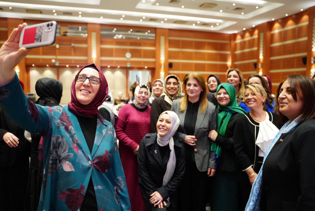 AK Kadınlar sevgisiyle, samimiyetiyle sokakları dolaşır; İstanbul’da dokunulmadık gönül, çalınmadık kapı bırakmazlar.

Bugün 6. Dönem son AK Parti İstanbul İl Kadın Kolları Genişletilmiş Yönetim Kurulu toplantımızı gerçekleştirdik.

Beraber yol yürüdüğüm kıymetli dava