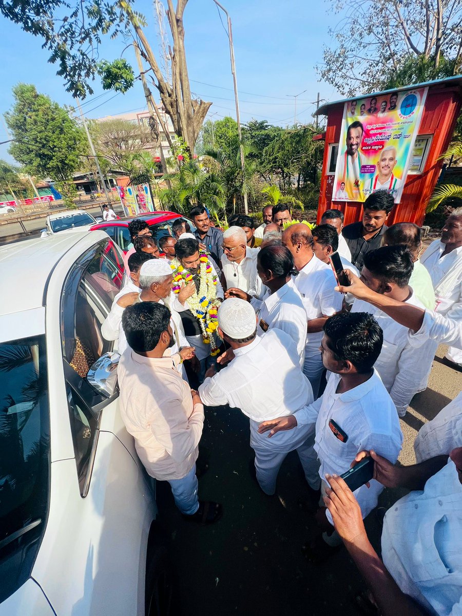 SaleemAhmadINC's tweet image. ಇಂದು ಹುಬ್ಬಳ್ಳಿಯ ನವನಗರದಲ್ಲಿರುವ ಹೆಸ್ಕಾಂ ಕಚೇರಿಗೆ ಭೇಟಿ ನೀಡಿದ ಸಂದರ್ಭದಲ್ಲಿ ಹೆಸ್ಕಾಂ ಅಧ್ಯಕ್ಷರಾದ ಶ್ರೀ ಸೈಯ್ಯದ್ ಅಜ್ಜಂ ಪೀರ್‌ ಖಾದ್ರಿ ರವರು ಸ್ವಾಗತಿಸಿದರು.
ಈ ಸಂದರ್ಭದಲ್ಲಿ ಹೆಸ್ಕಾಂ ನೂತನ ಅಧ್ಯಕ್ಷರಾಗಿ ನೇಮಕಗೊಂಡ ಹಿನ್ನೆಯಲ್ಲಿ ಅಜ್ಜಂ ಪೀರ್ ಖಾದ್ರಿ  ಅವರನ್ನು ಅಭಿನಂದಿಸಿ ಶುಭ ಕೋರಿದೆೆ.

#Hubballi #HESCOM |