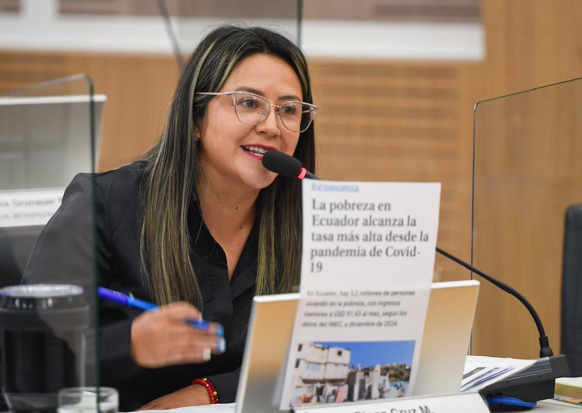 Mientras otros ven la paja en el ojo ajeno, en el <a href="/ConcejoQuito/">Concejo Metropolitano de Quito</a> se trabaja con transparencia y resultados. 🎉 Felicitamos a la Dirección de Catastros por la certificación ISO 9001:2015, un ejemplo de gestión clara, organizada y que corta de raíz todo tipo de corrupción.

Además,