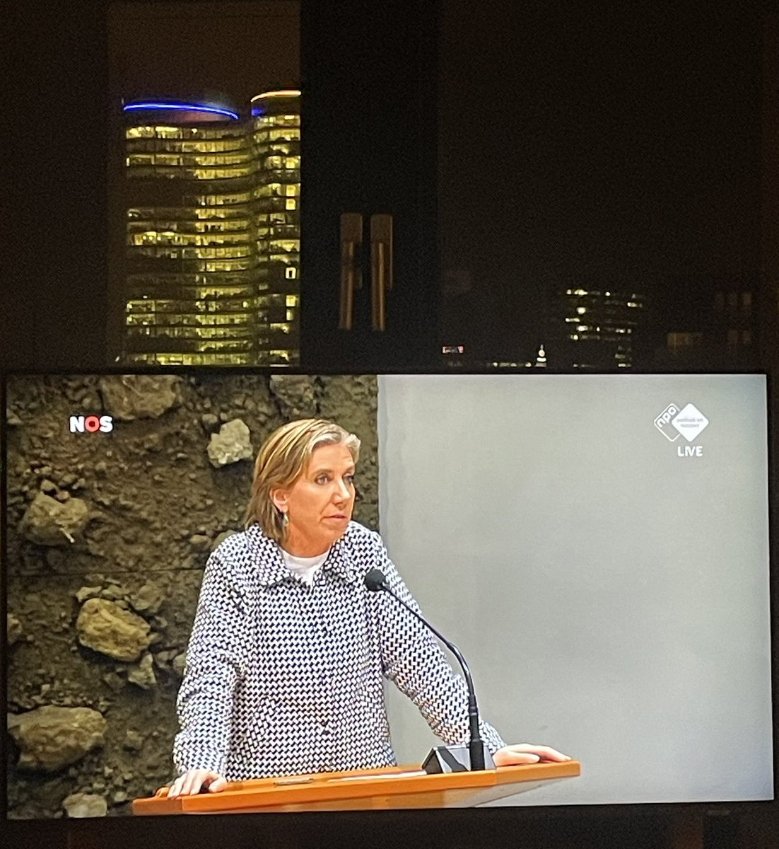 Doen alsof je voor politieagenten en hulpverleners staat en ondertussen je eigen agenda doordrammen.  Typerend voor mevrouw Michon en haar VVD. Afleidingsmanoeuvres en rookgordijnen om burgemeesters, politie en hulpverleners in de kou te zetten. #debat #vuurwerkverbod #vvd