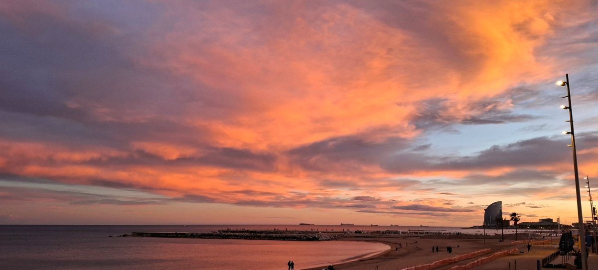 DiegoLazaroA's tweet photo. 📷 Encesa #postadesol des del Passeig Marítim de la Barceloneta.
#Barcelona #méteo #capvespre #celrogenc https://t.co/4fIb0Hhvqi