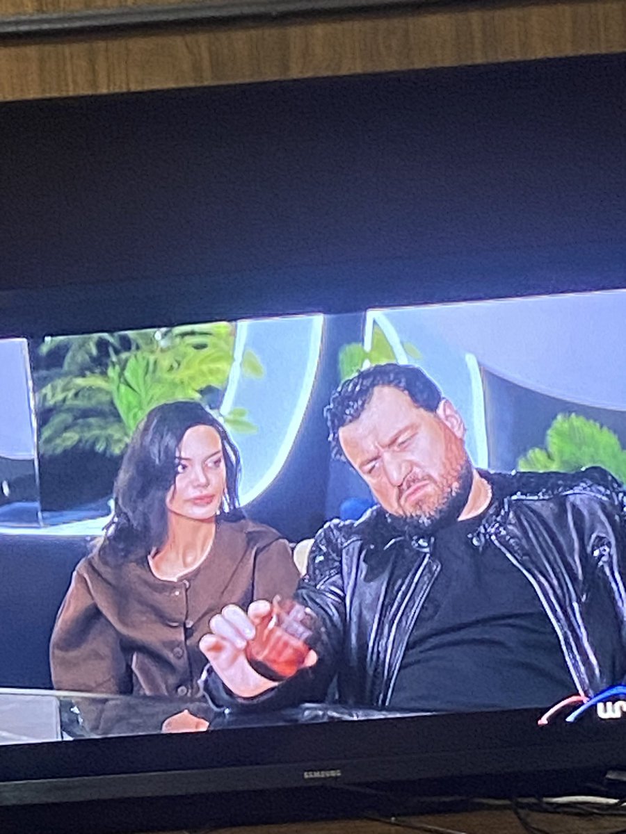 urishkatu's tweet photo. Տատու տանը սերիալ ա գնում. սերիալի մեջ էս երկուսը հեր ու աղջիկ են https://t.co/pvr76sYHw3