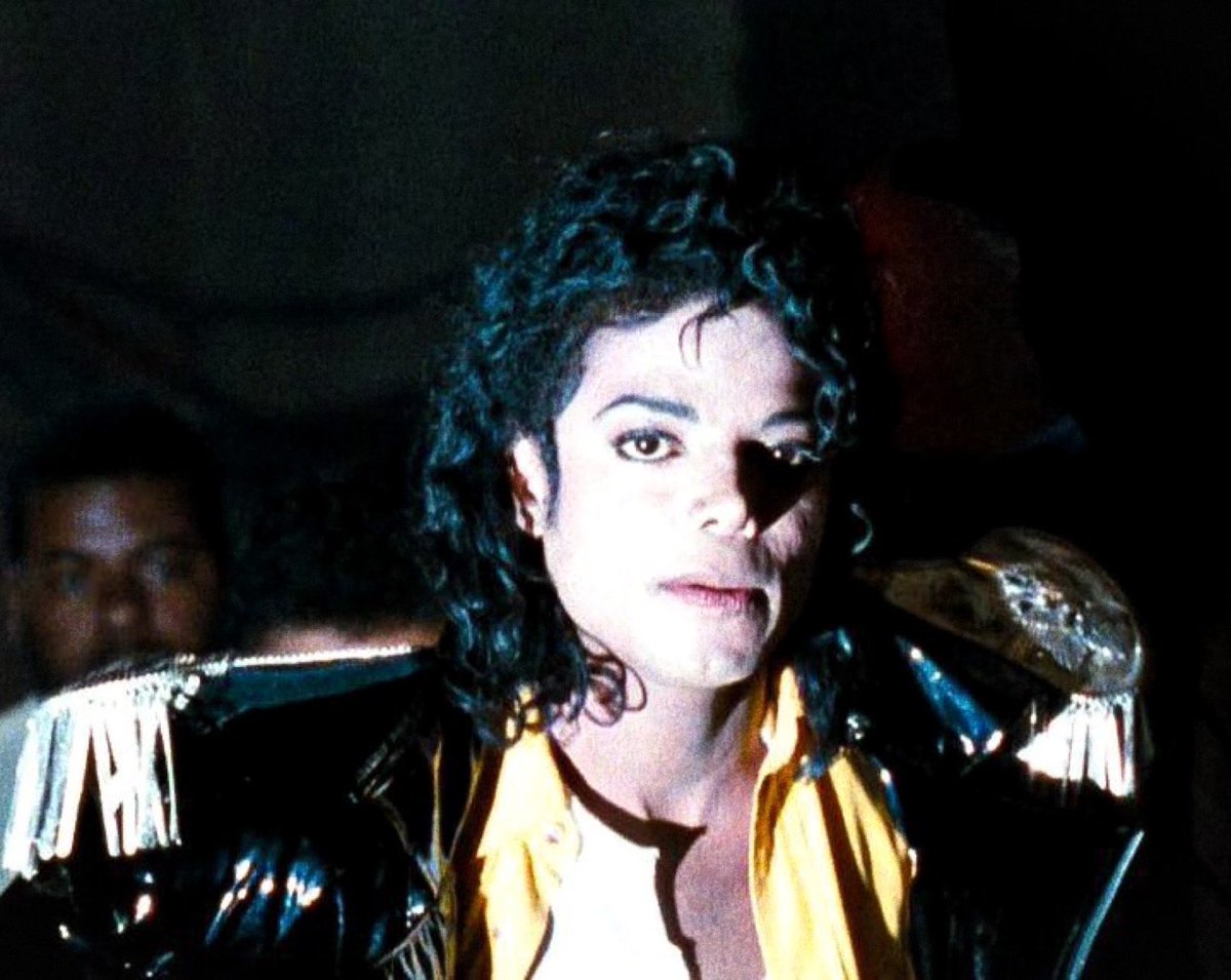 HechosMJJ's tweet photo. Michael Jackson momentos antes de salir a interpretar “Come Together”, 1988. https://t.co/DlhQFGVe1w