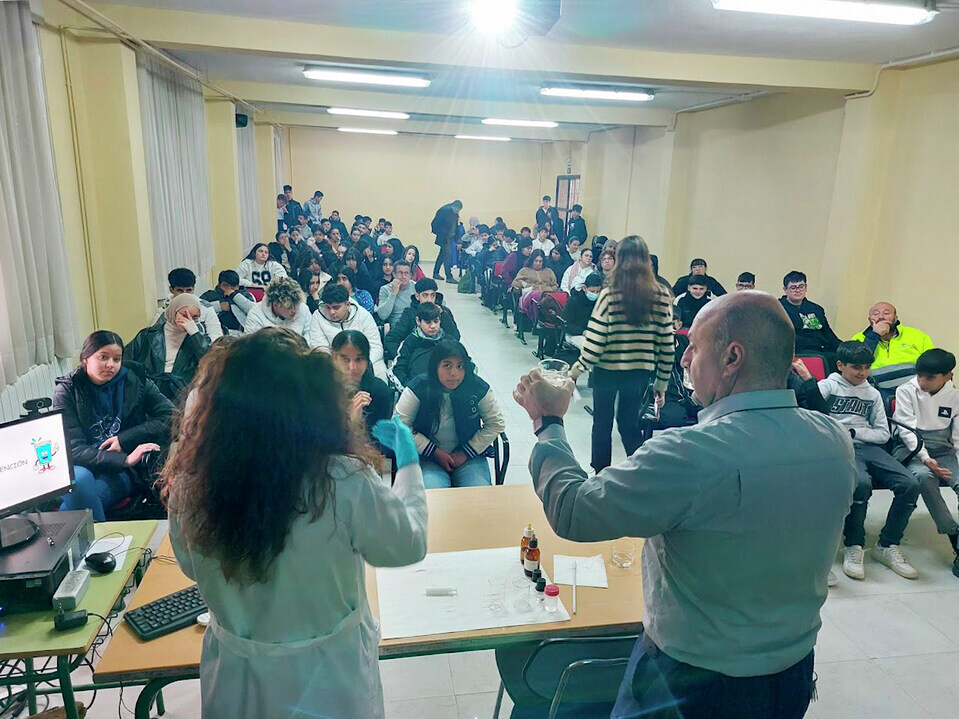 aguasdelorca's tweet photo. 💧 ¡Hoy hemos estado en el @iesprincipe! 💧

Con la colaboración de la @CanalesTaibilla, hemos tenido el placer de charlar con más de 200 alumnos y alumnas, desmontando mitos y aprendiendo juntos sobre el agua de grifo en Lorca. 🙌 https://t.co/bT7YIw0xTp