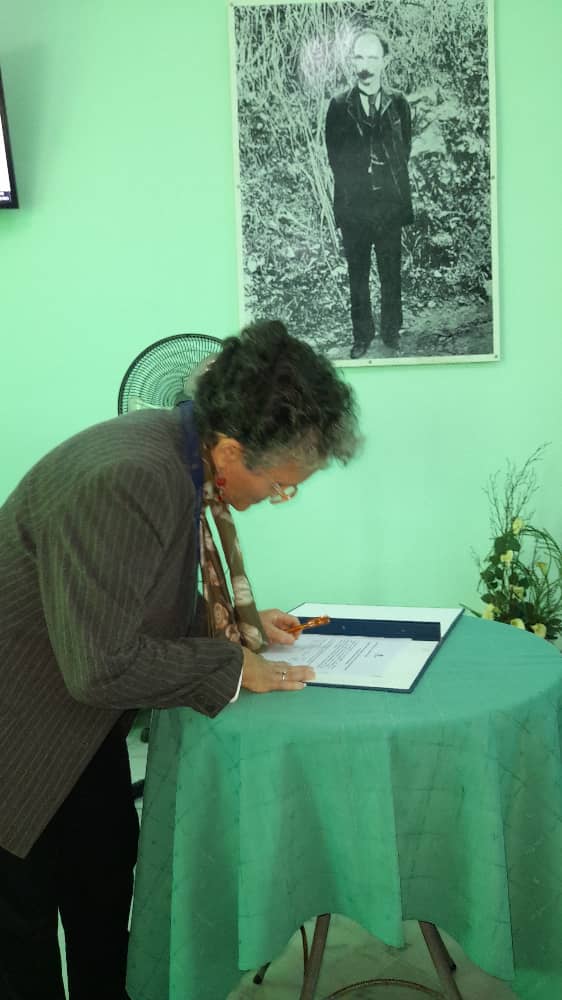 Natalicio del Héroe Nacional, del hombre q inspiró a la Generación del Centenario. Firma del Código de Ética por los auditores cubanos acto de enorme significacion y compromiso. ".. Para mi tierra, -vivo.Y para mantener la honradez - vivo" "en prever esta todo el arte de salvar"