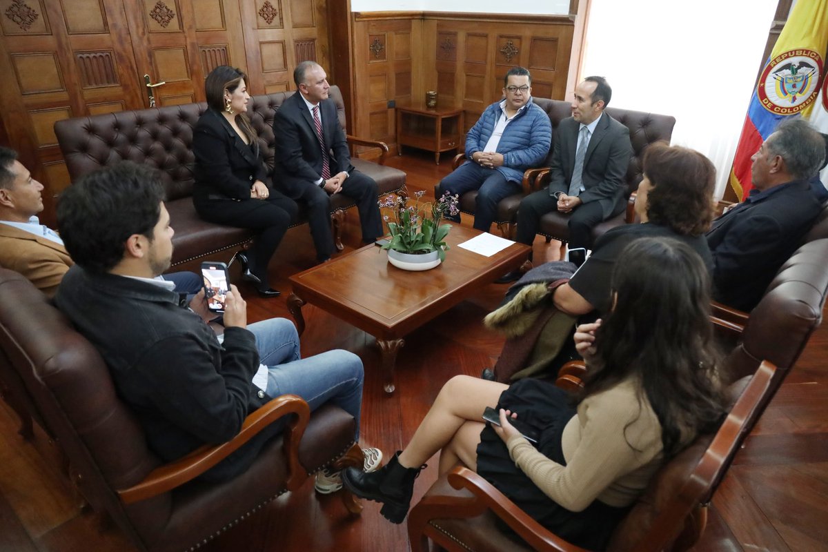 GobBoyaca's tweet photo. Hoy, con presencia del gobernador (e), Germán Aranguren, tenemos el gusto de acompañar a Jorge Eliécer Cortés Martínez en su posesión como Notario Cuarto del Círculo Notarial de Tunja
🧵👇. https://t.co/Q2R2NXGUjc