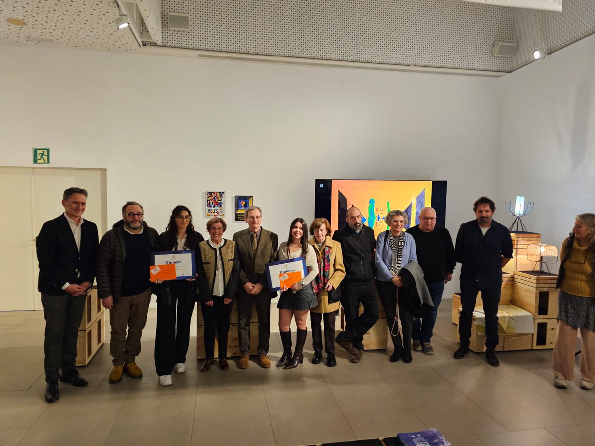 Dipta_cat's tweet image. #TalentDipta👉Les alumnes de l'@eadreus Carlota Sancho i Hasna El Haddari s'enduen els premis de la Fundació Josep Piqué a la millor trajectòria curricular i al millor projecte final de grau. El lliurament s'ha celebrat al centre, en un acte encapçalat pel diputat @PepBaiges