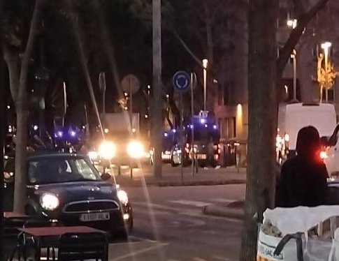 🔴ARA MATEIX [18:35H] Continua la campanya del terror de l'Ajuntament de Barcelona i la Generalitat al #Raval: TOTS els accessos a la Rambla del Raval amb checkpoints d'antiavalots dels Mossos, una hora abans de la manifestació contra el desallotjament de l'Antiga Massana.