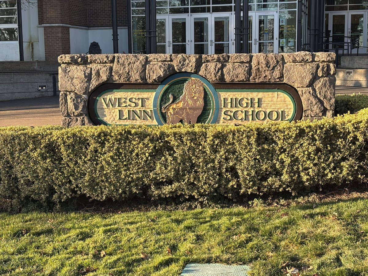 CoachTFord's tweet photo. You know we had to see the 6A state champs!!! Home of Vandals @DonnerbergGus and @DonnerbergWiley‼️ Always a place to find some DUDES!!! #GoVandals #VzUp 
✌️z⬆️ https://t.co/E1rP3p536H