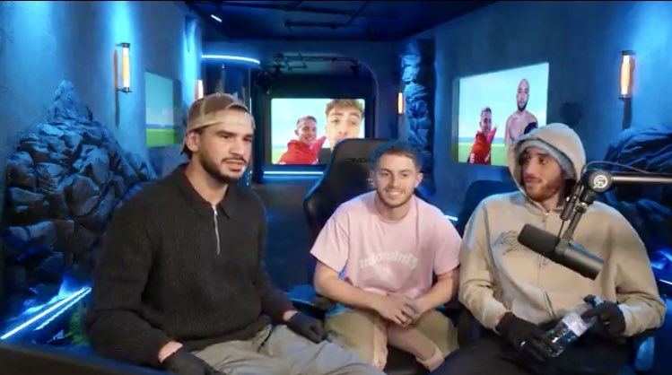 Waldenx__'s tweet image. ⚡️THREAD⚡️

AMINE x MICHOU x ETOILES le trio le plus DRÔLE de France !