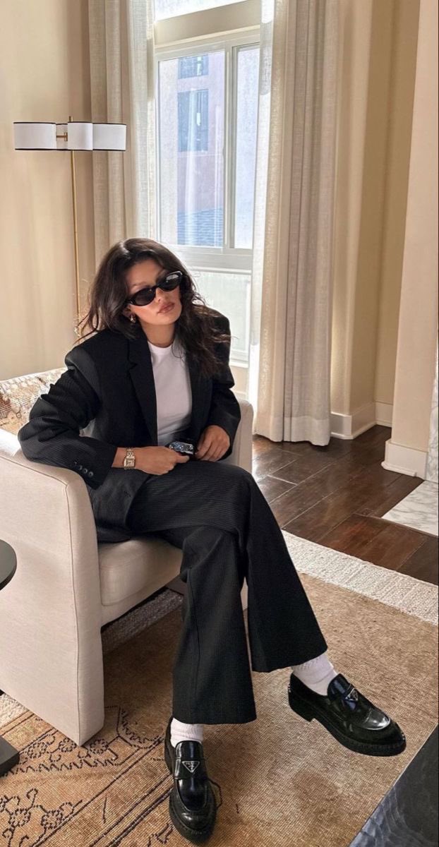 Diorgirlx's tweet photo. office outfits women https://t.co/6Go68FjmHf